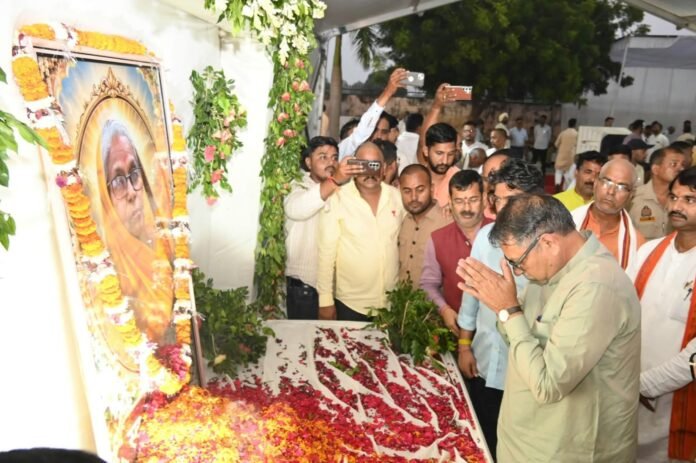 MP Satish Poonia encouraged Harish Dwivedi